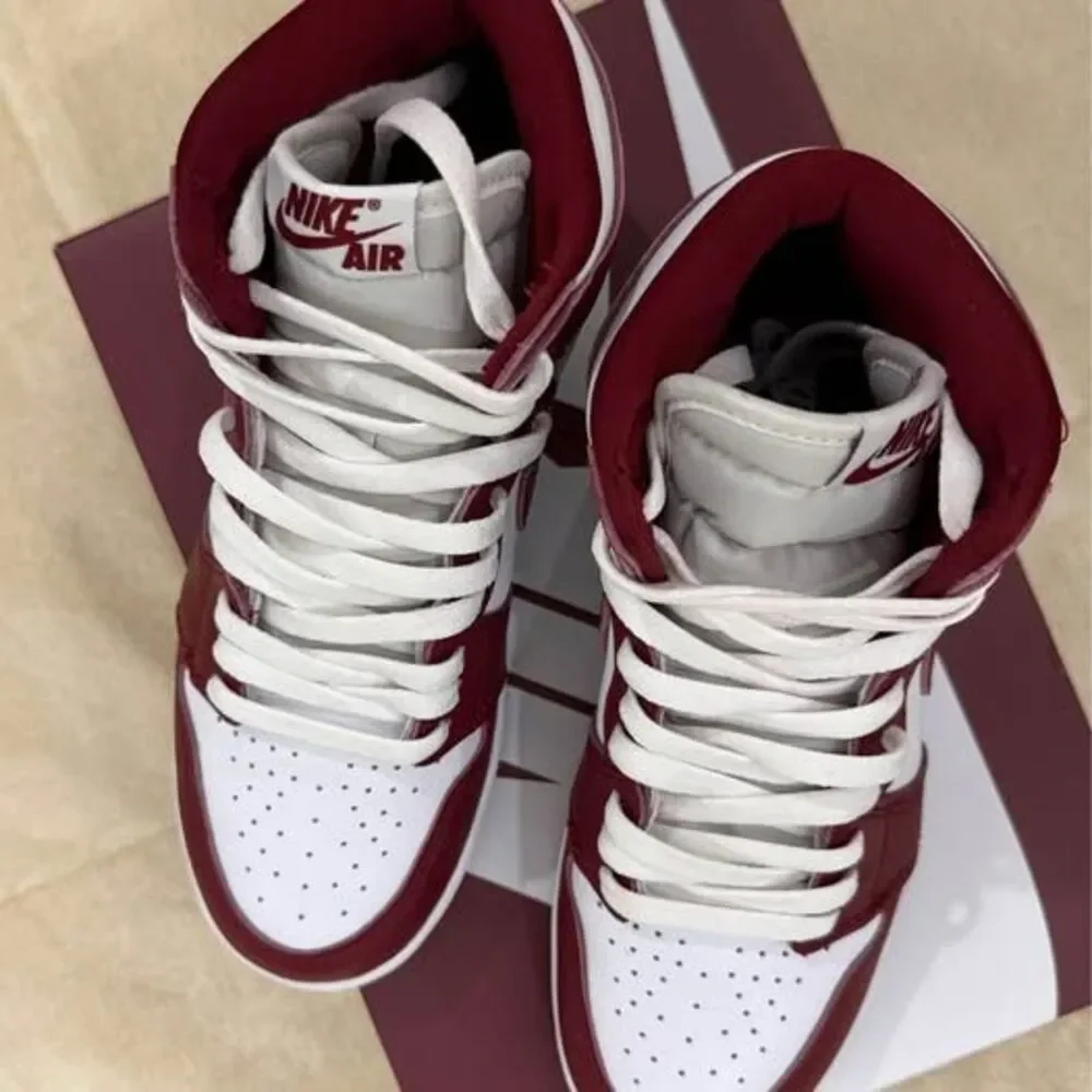 Big Kid's Size 6 Jordan 1 Retro High OG ‘Artisanal Red’ (FD1437 160)